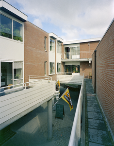 115357 Gezicht op de galerij langs enkele woningen aan de Boven Zevenwouden (boven het winkelcentrum Lunetten) te Utrecht.